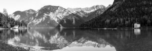 Plansee Spiegeung in Schwarz Weiß