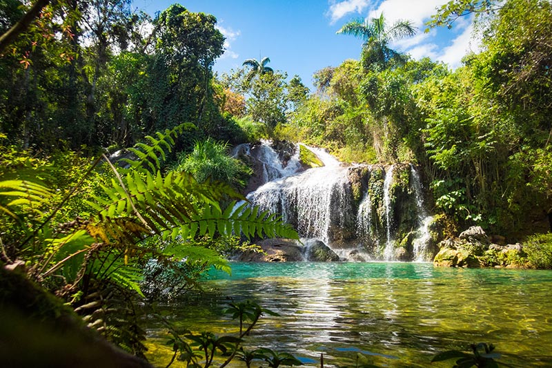 Wasserfall und Wasserbecken Poceta de Cristal im El Nicho Nationalpark